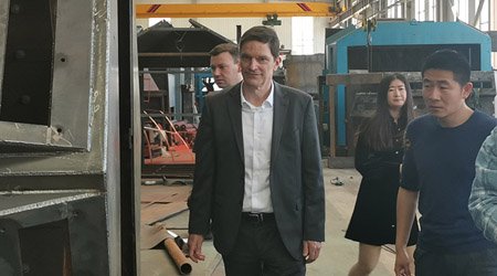 德國考察團參觀普華拋丸機生產現(xiàn)場