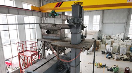 俄羅斯定制用于鈑金焊接件清理的Q385懸鏈拋丸機(jī)試機(jī)完成